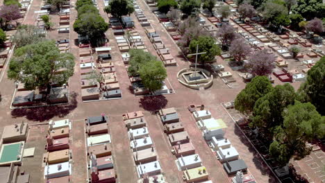 Gran-Cementerio-Con-Diseño-De-Cuadrícula---Vista-De-Arriba-Hacia-Abajo