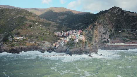 Vista-Aérea-De-Manarola,-Cinque-Terre,-Durante-Una-Tormenta-De-Mar