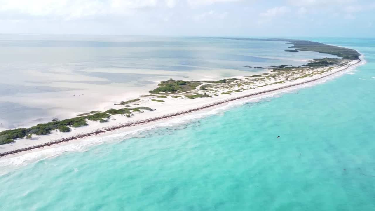 Veduta aerea panoramica della spiaggia di Isla Blanca con sabbia bianca e le onde blu del Mar dei Caraibi a Cancun, Messico