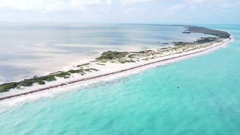 Vista-Aérea-Panorámica-De-La-Playa-De-Isla-Blanca-Con-Arenas-Blancas-Y-Olas-Azules-Del-Mar-Caribe-En-Cancún,-México.