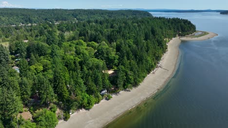 Drone-shot-of-Herron-Island's-coastline,-sitting-in-Washington's-Puget-Sound