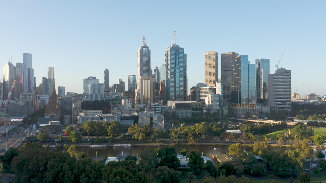 perspectiva de seguimiento suave y órbita de luz moviéndose paralelamente a la plaza alimentada en melbourne, australia