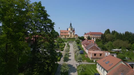 Boulevard-Mit-Weiß-Blühenden-Bäumen-Zur-Kirche-Auf-Einem-Hügel-Im-Dorf-Chlum-In-Der-Tschechischen-Republik