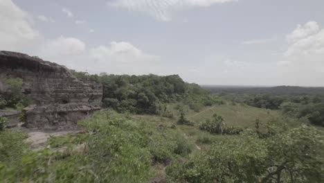 formaciones rocosas y vegetación exuberante en el campo de colombia - toma aérea de drones