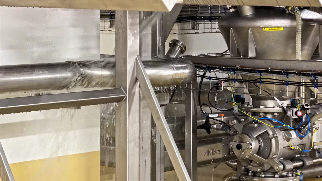 The entire line of dairy products is thoroughly rinsed and cleaned after each use for hygiene reasons