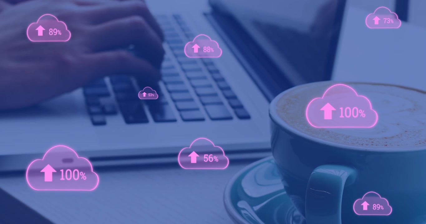Persona che lavora al laptop con indicatori digitali di progresso del caricamento su cloud