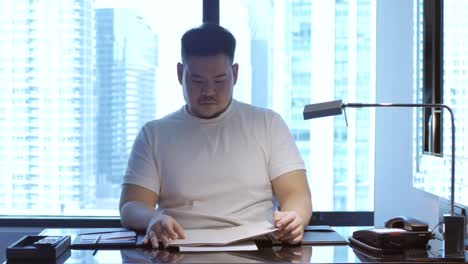 집에서 일하는 비즈니스 맨 - covid19로 인해 프리랜서 작업을 하는 동안 작업용 책상 테이블 영역에 대한 pov