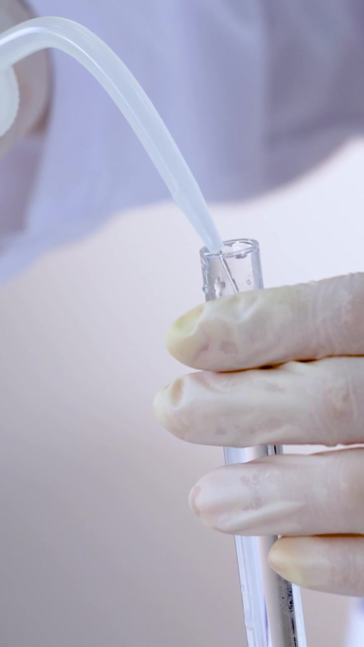 Dimostrazione di reazione chimica in laboratorio
