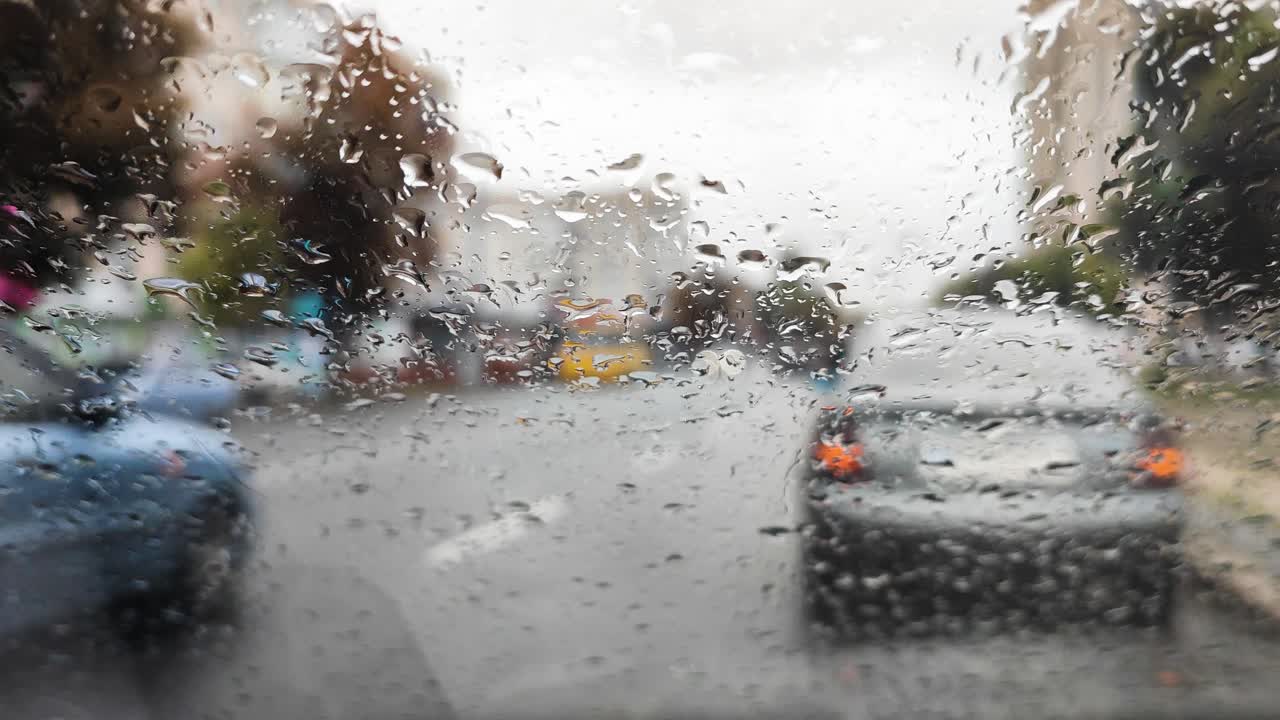 차 앞 창문은 비방울로 여 있습니다.