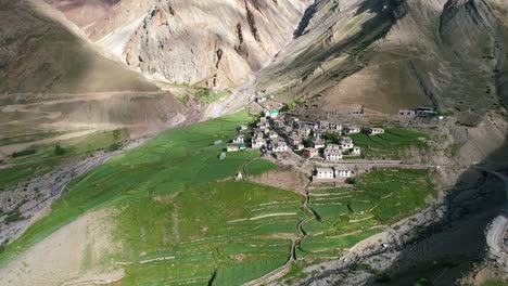 Antena-De-Casas-Tradicionales-De-Barro-En-El-Remoto-Pueblo-Agrícola-De-Pin-Valley-En-Himachal-Pradesh-En-Un-Día-Soleado-De-Verano