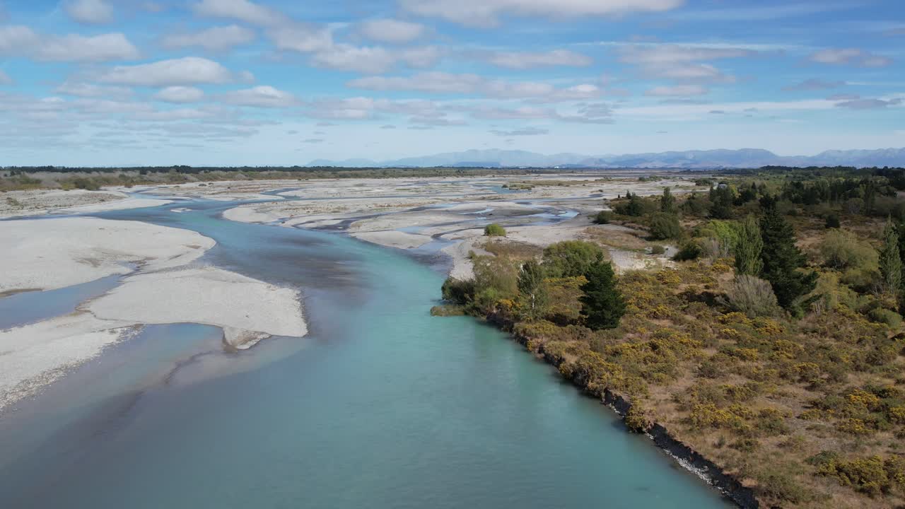 주요 운하가 넓어지면서 아름다운 푸른색 와이마카리리 강 위에서 하류를 거꾸로 향합니다.