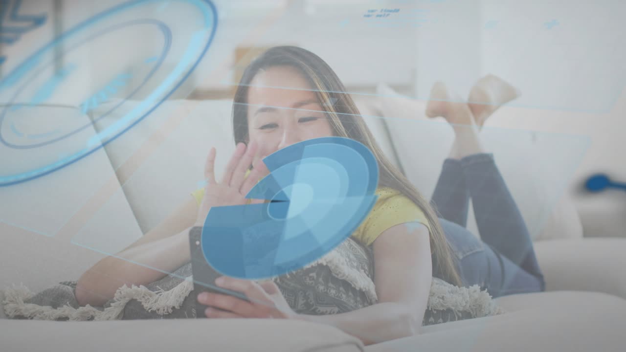여자가 소파에 누워 휴대폰을 들고 기술 오버레이를 활성화하여 연결을 위해 손을 흔들고 키스를 날리고 있어요