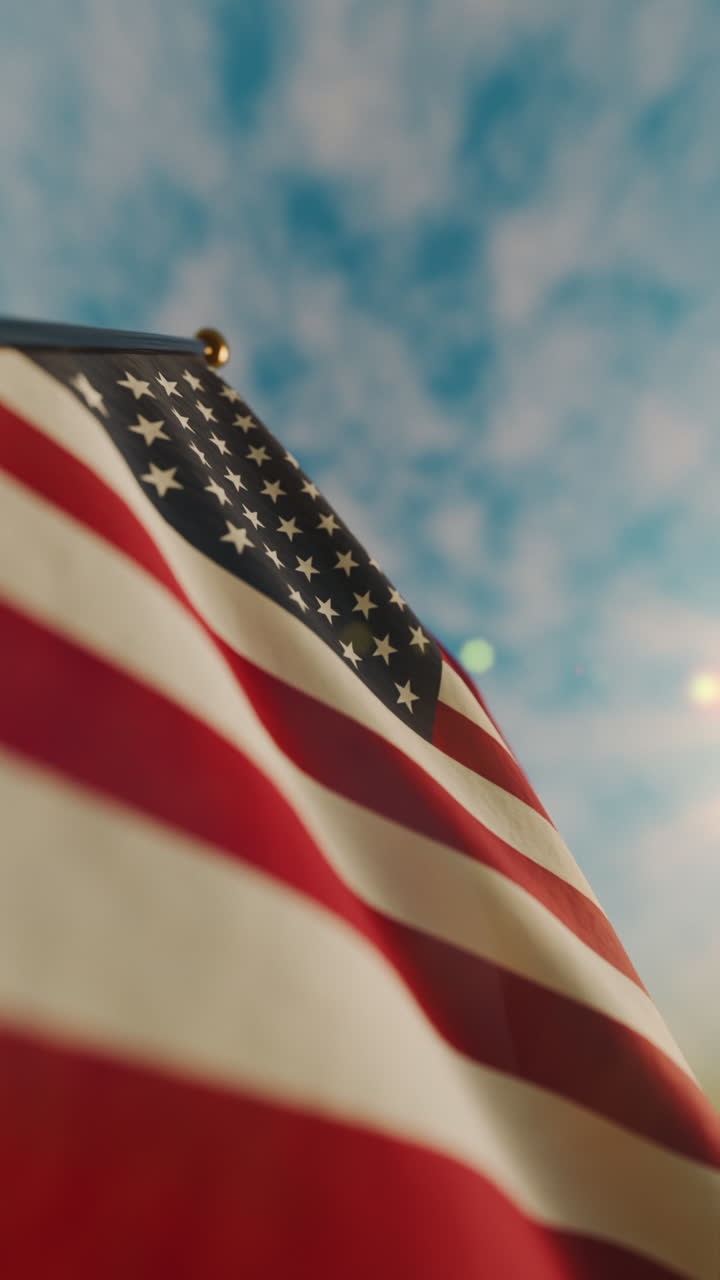 Bandiera americana che sventola nel cielo al tramonto al rallentatore per il Memorial Day.