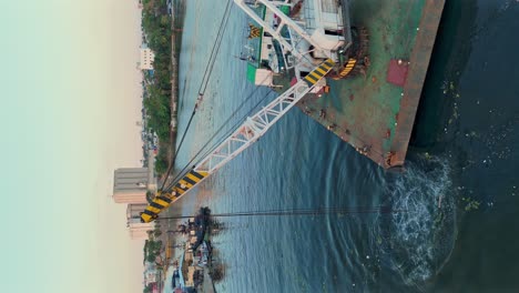 dragado del canal fluvial interior del río ozama con una grúa