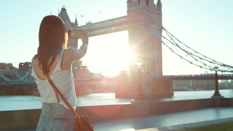 La-Espalda-De-Una-Mujer-Tomando-Fotos-De-Westminster