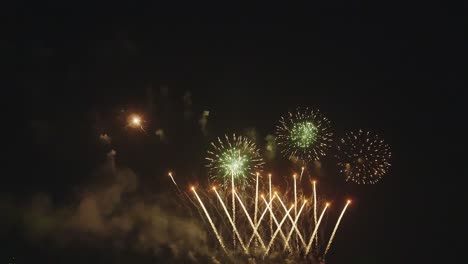 espléndido espectáculo nocturno de coloridos fuegos artificiales