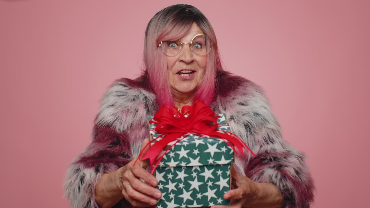 lächelnde frau präsentiert geburtstagsgeschenkkiste streckt hände aus, bietet ein verpacktes geschenk karrierebonus