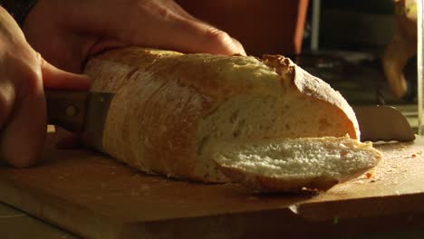 Hände-Brotlaibe-In-Scheiben-Schneiden-1