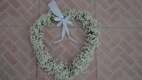 타일 된 표면 에  리본 이 있는 심장 모양 의 꽃줄