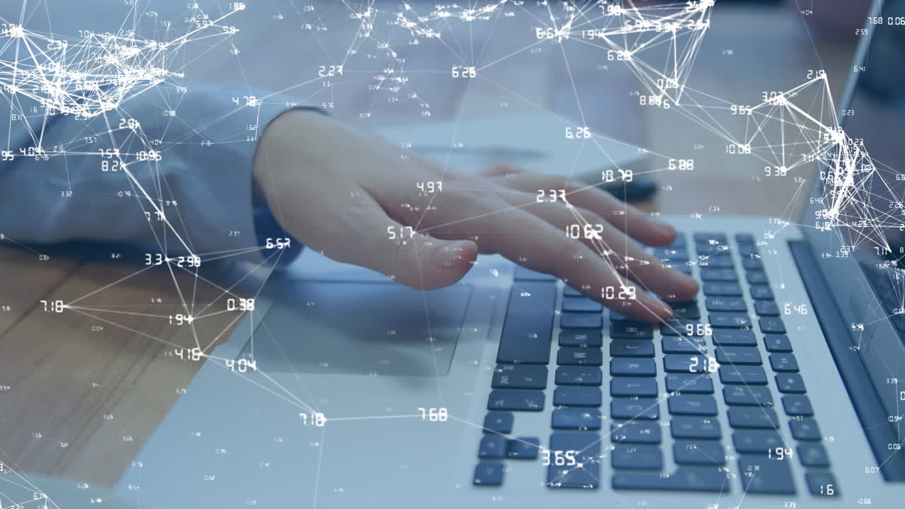 노트북을 사용하는 여성을 통해 연결 네트워크와 함께 지구의 애니메이션