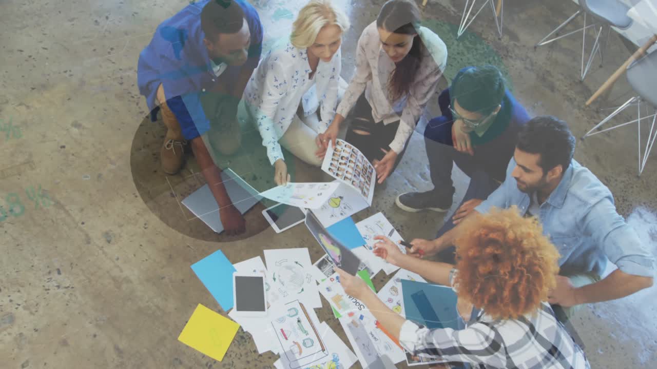 animación del procesamiento de datos financieros en diversos grupos de empresarios