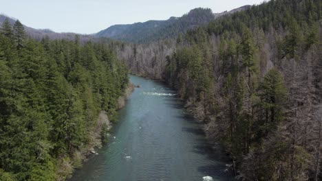 Umpqua-National-Forest-River-in-Oregon's-Cascade-Mountains,-Douglas-County---Aerial