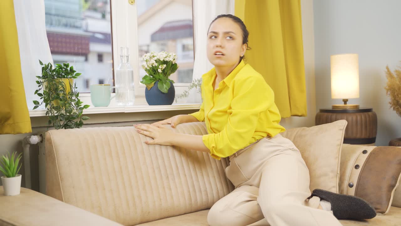 창문에서 도움을 요청하는 젊은 여성.