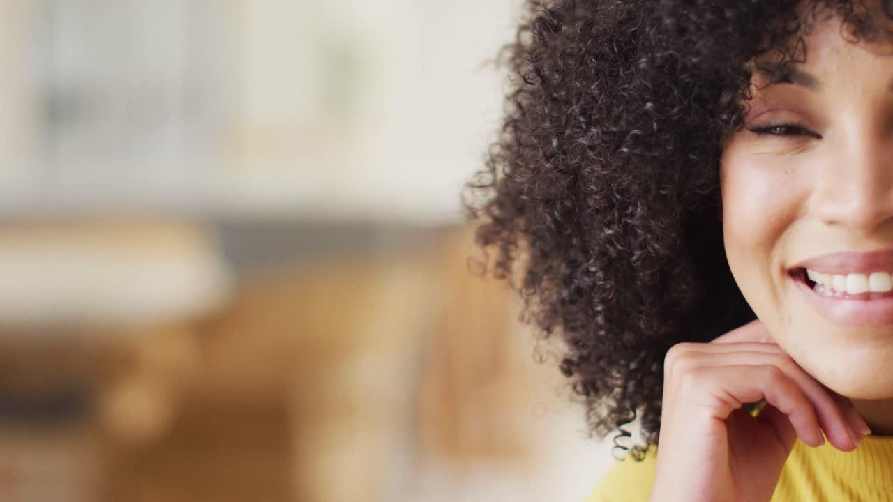 retrato de una mujer afroamericana sonriendo en la sala de estar
