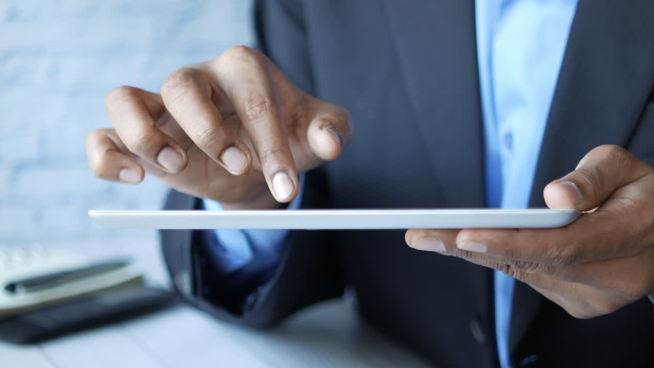 empresario usando una tableta