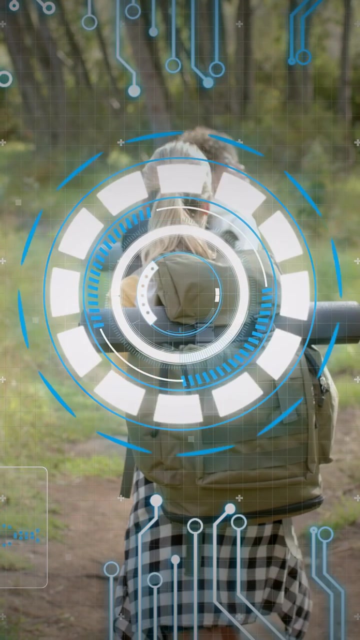 Video verticale: Due escursioniste su un sentiero, HUD tecnologico che si aggancia a un tappetino di tracciamento sullo zaino.