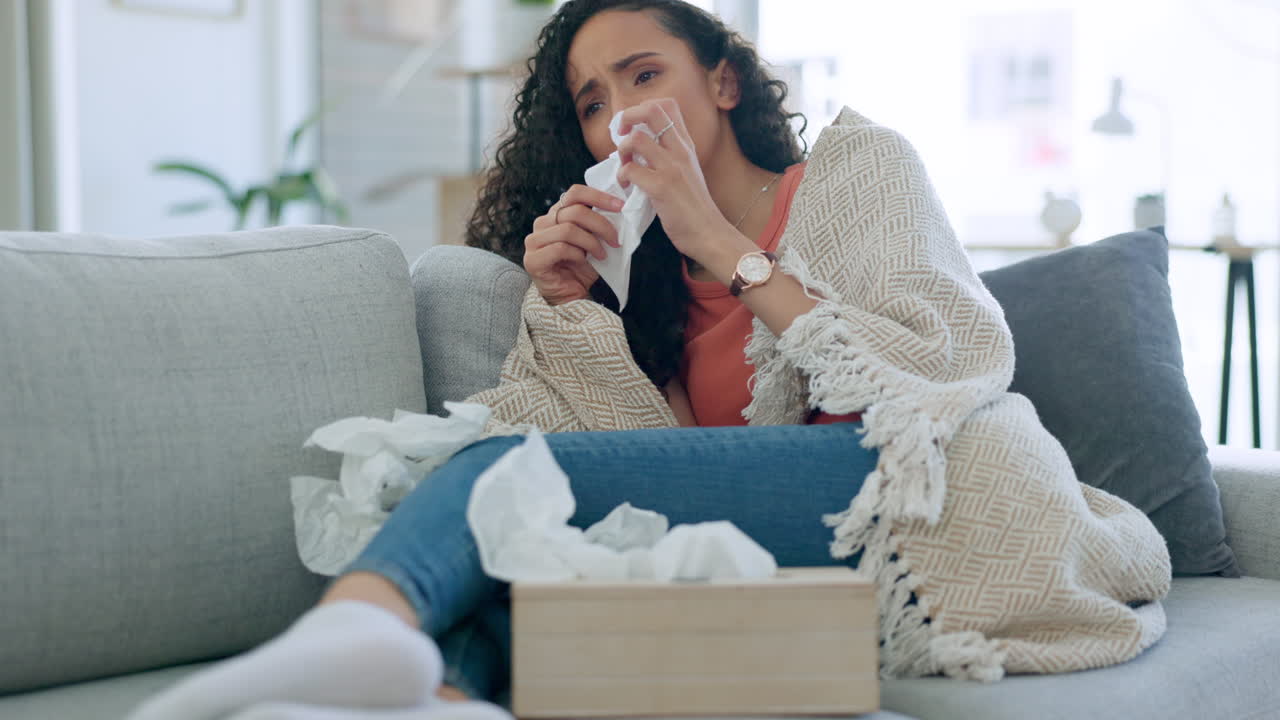 llorando, depresión y mujer triste en una sala de estar