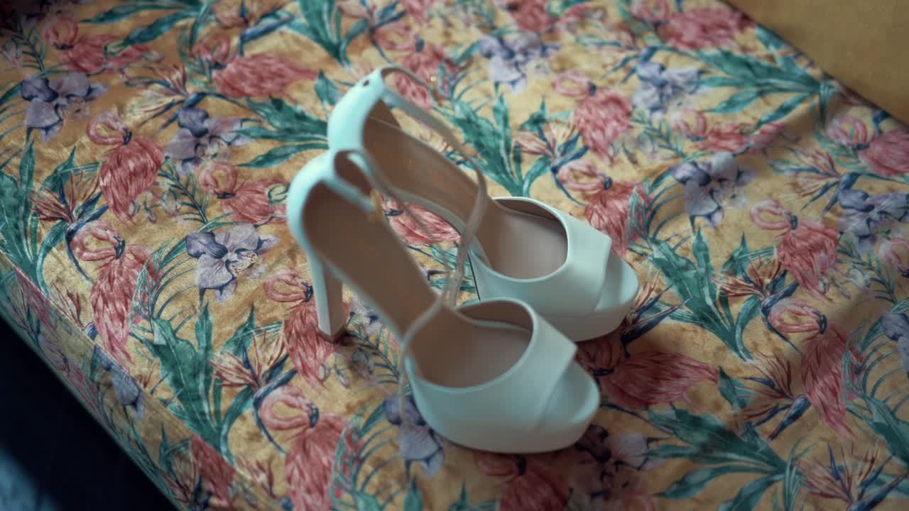 un primer plano de un par blanco de colinas de boda