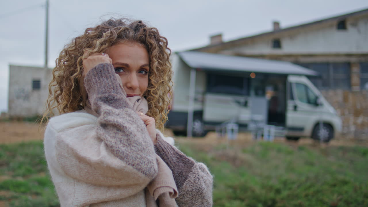 una mujer hermosa posando en un parque de campamento una mañana de primavera sombría de cerca.