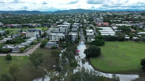 Drohnenaufnahme-Von-überfluteten-Häusern,-Die-Zwischen-Hochwasser-Gestrandet-Sind-3