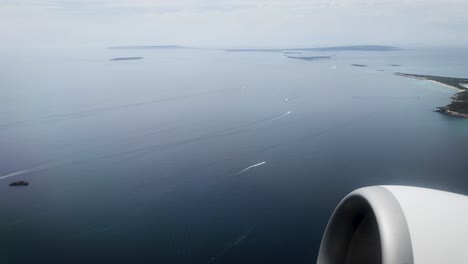 avión volando sobre la isla de ibiza en españa