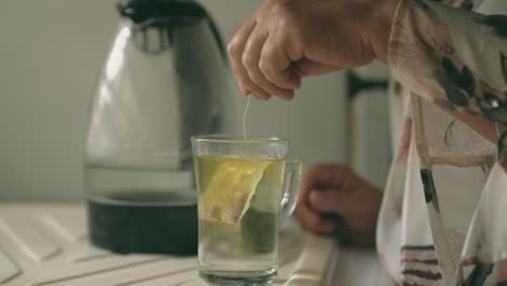 Mujer-Anónima-Preparando-Té-Con-Bolsita-De-Té