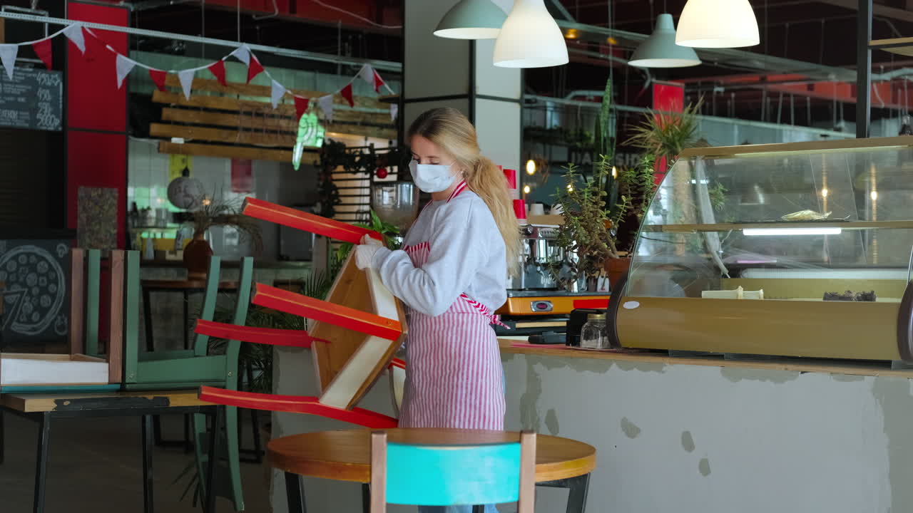 팬데 기간 동안 테이블을 청소하는 레스토랑 직원