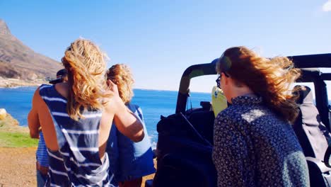 grupo de amigos divirtiéndose en la playa 4k