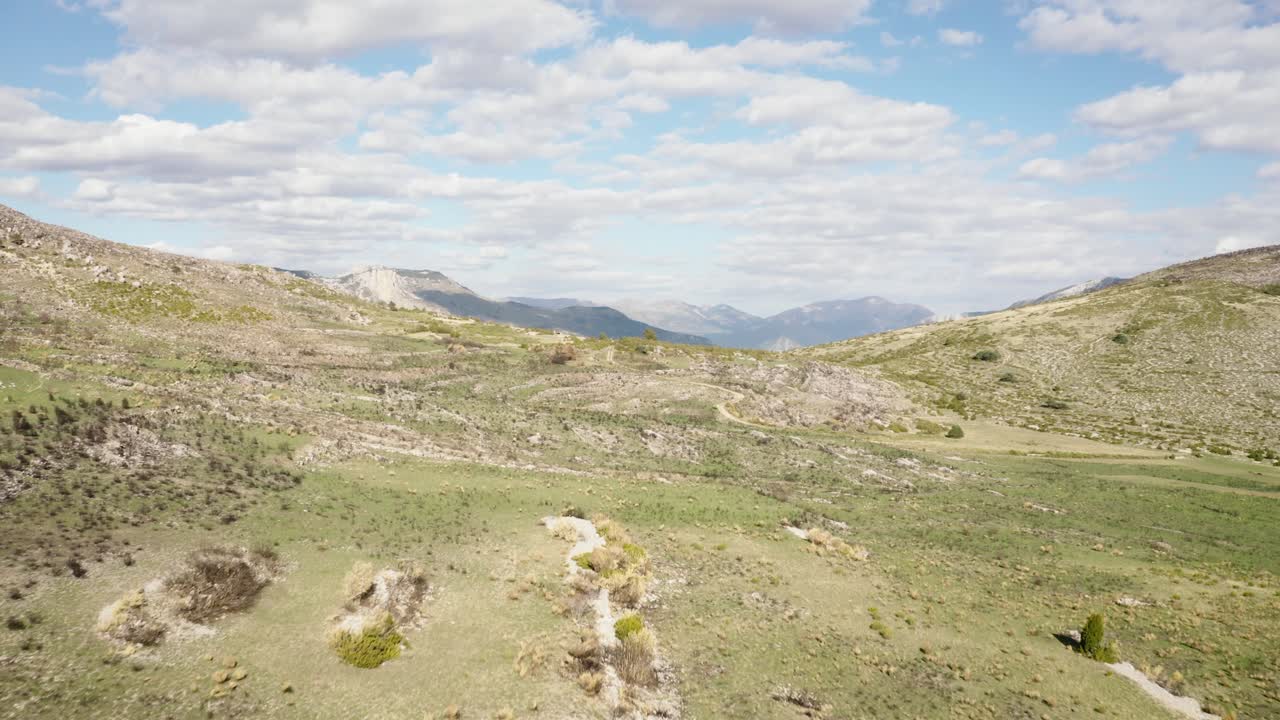 Veduta panoramica da drone di una pianura verde