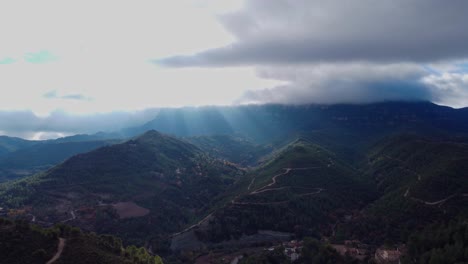 Rayos-De-Sol-Atravesando-Las-Nubes-Sobre-Las-Montañas-De-Montserrat-Y-Marganell-En-Barcelona