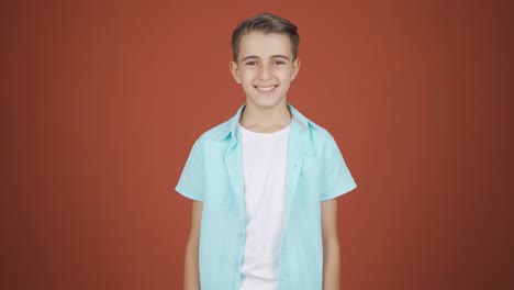 ragazzo che sorride alla telecamera