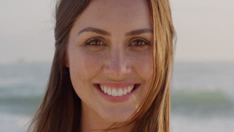 Retrato-Hermosa-Mujer-Joven-Sonriendo-Al-Atardecer-En-La-Playa-Dama-Brasileña-Disfrutando-Del-Estilo-De-Vida