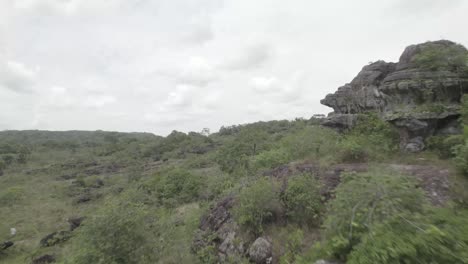 Paisaje-Natural-Con-Montañas-Escarpadas-Y-Vegetación---Toma-Aérea-De-Drones