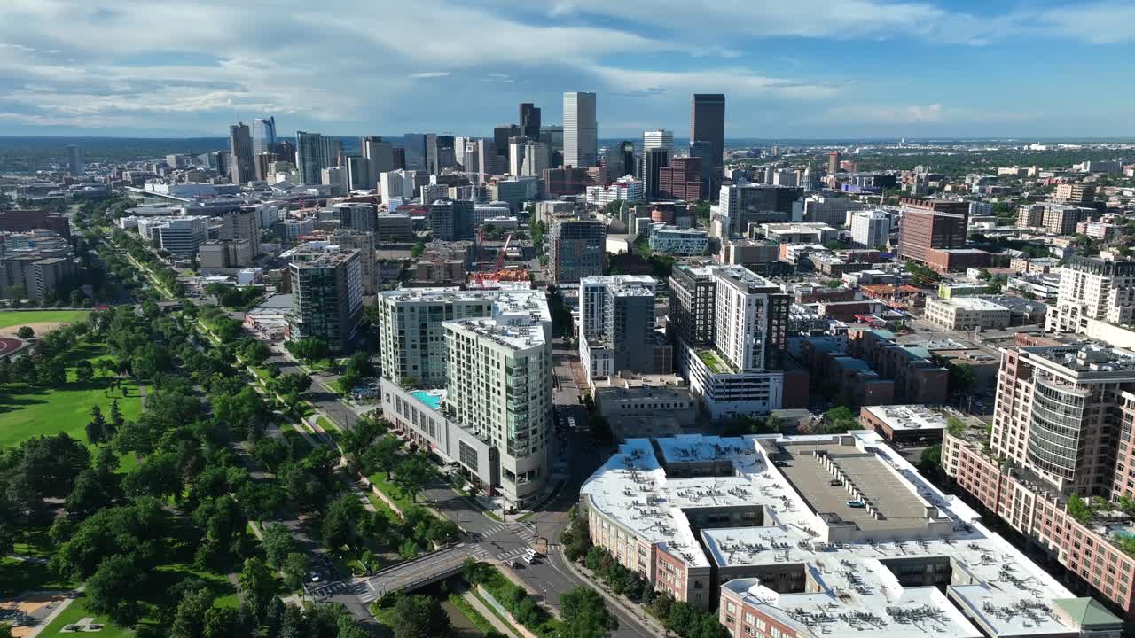 덴버, 콜로라도 스카이라인은 도시의 남쪽에서 볼 수 있습니다.