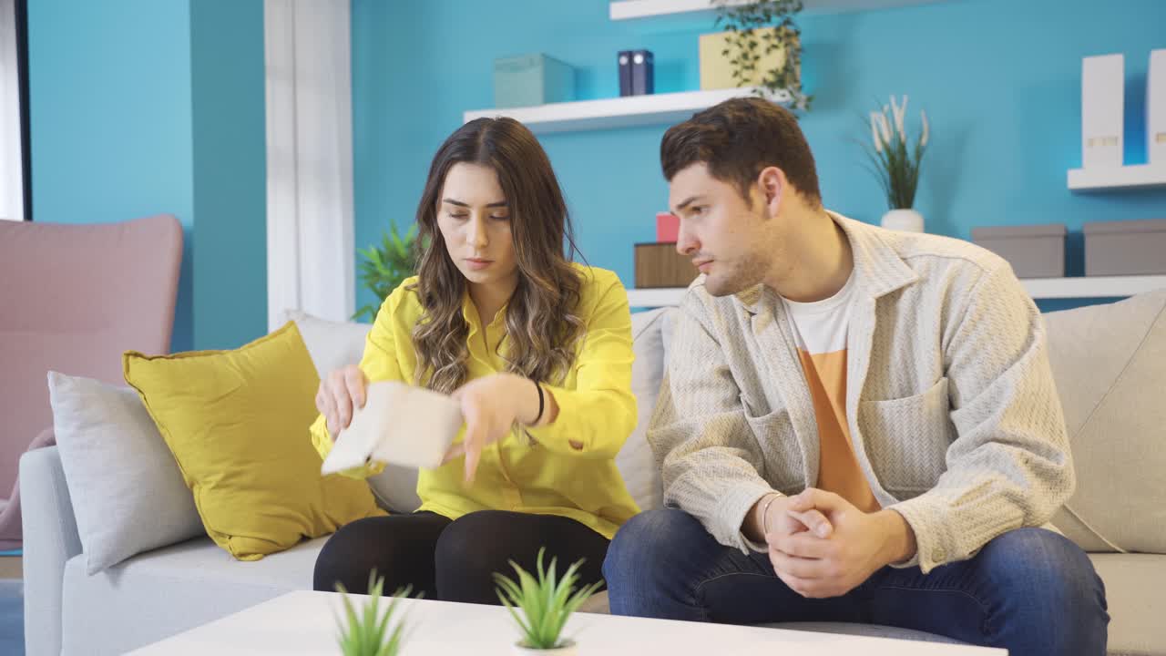 결혼한 부부가 예산을 확인하고, 재정을 관리하고, 지연된 대출 납부에 대해 생각하고 있습니다.