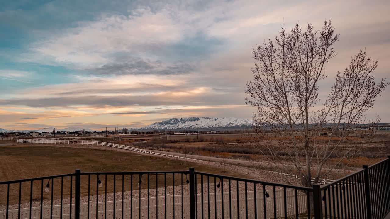 교외 주택의 뒷마당 갑판에서 해가 지는 밤 시간 경과