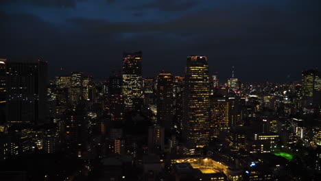 Toma-Estática,-De-Rascacielos-Y-Edificios,-Paisaje-Urbano-De-La-Zona-De-Roppongi-Hills,-Por-La-Noche,-En-Japón.