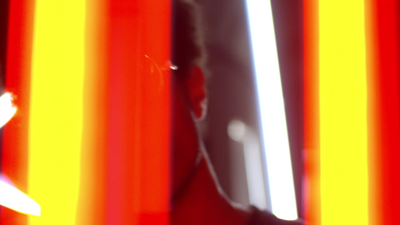 joven bailando en un club nocturno