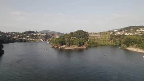 Hermosa-Ilha-Dos-Amores,-Isla-En-La-Confluencia-Del-Río-Duero-Y-Paiva,-Portugal