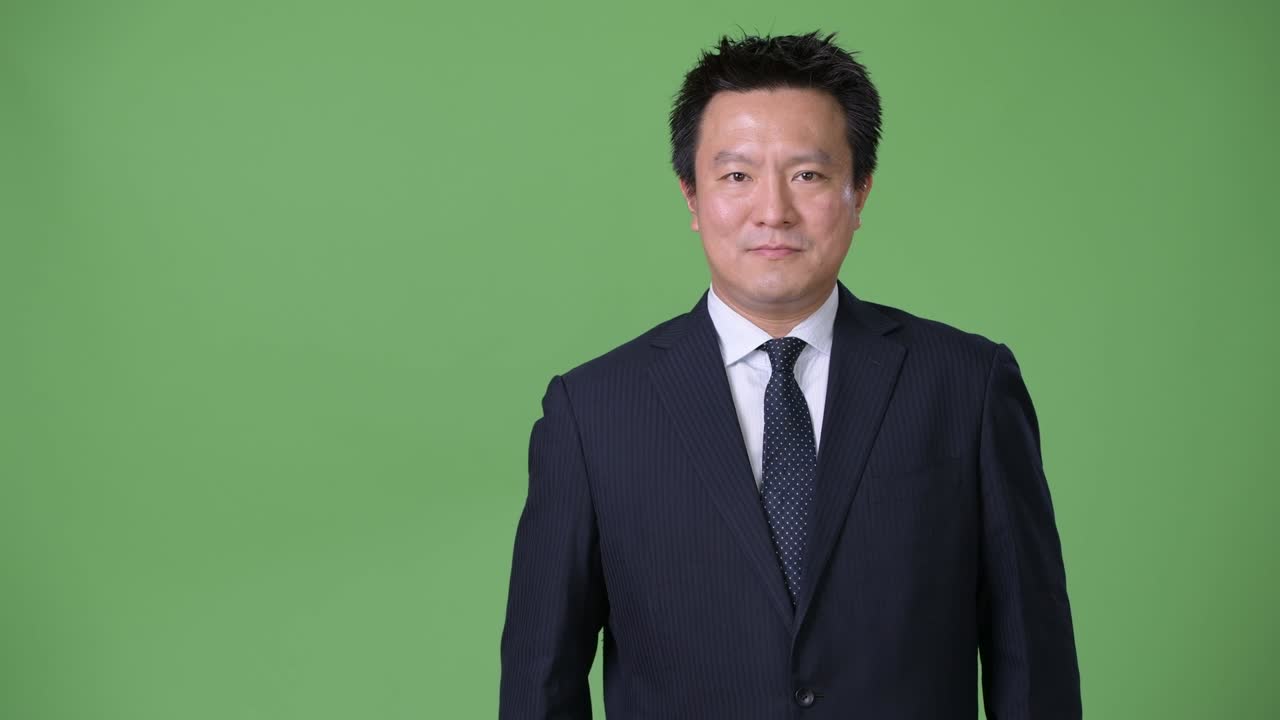녹색 배경에 성숙한 일본 사업가